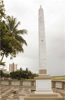 Obelisco na Avenida Dois de Julho